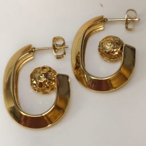 Zarcillos fijos con piedra dorada al fondo