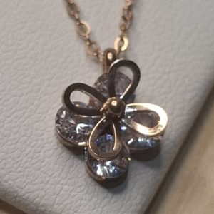 Collar florecilla rosa