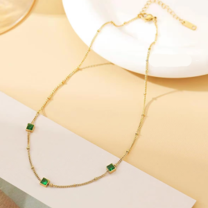 Collar con piedras verdes