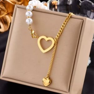 Collar corazón con perlas asimétrico y colcante largo