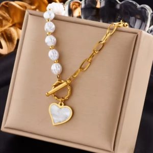 Collar corazón con perlas asimétrico y colcante de corazón de nácar