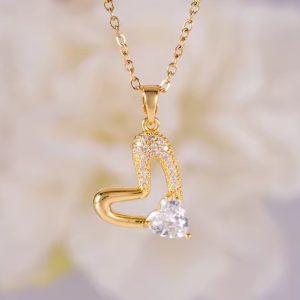 Collar elegante de corazón piedra de cristal