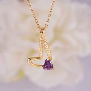 Collar elegante de corazón piedra morado