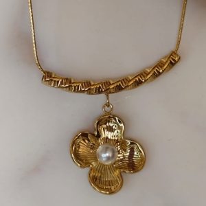 Collar flor con piedra blanca