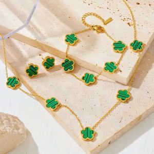 Conjunto trebol 5 hojas verde acero con baño de oro de 18k