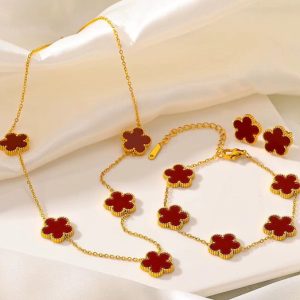 Conjunto trebol 5 hojas  rojo acero con baño de oro de 18k