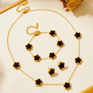 Conjunto trebol 5 hojas negro acero con baño de oro de 18k